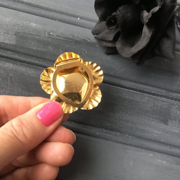 Gold Flower Collar Clip - Picture 4 of 6